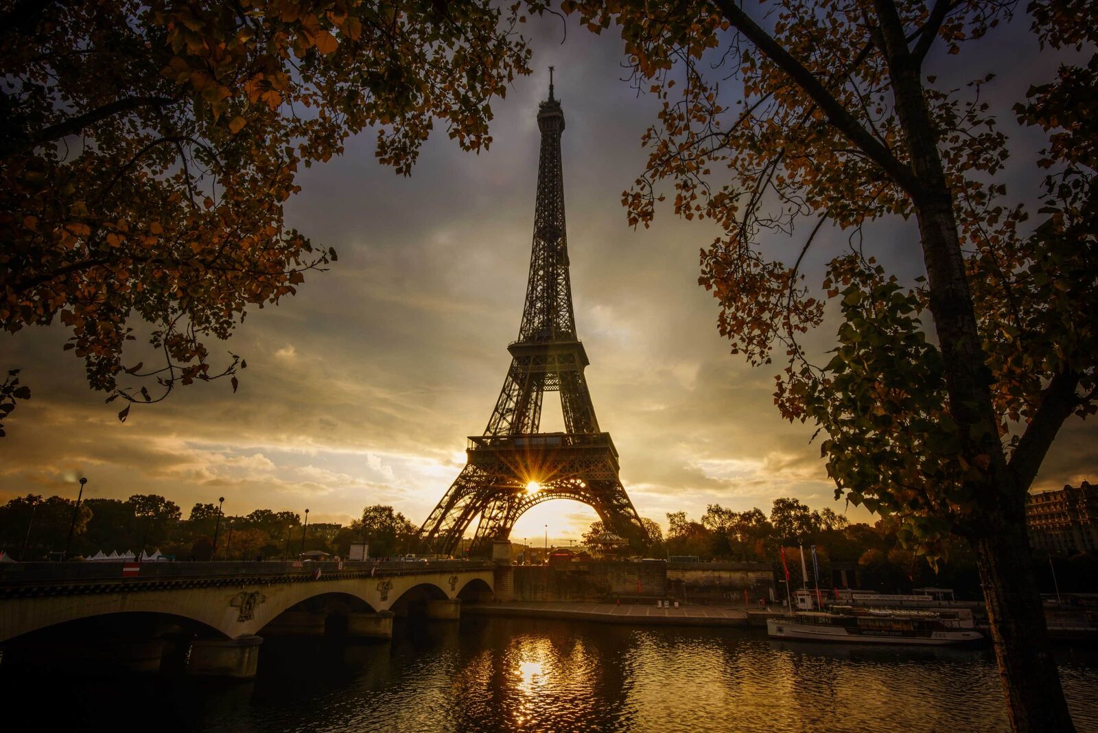 Sometimes, the best shots are the ones you don’t plan for. I started at Trocadéro for a sunrise shot, but the clouds were too thick. On my way back, the clouds suddenly broke, and I noticed the sun streaks. I quickly grabbed my camera and took this handheld shot.